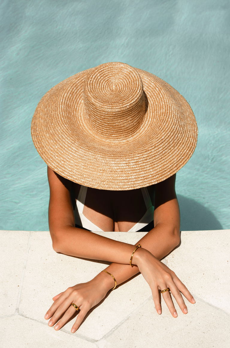 Sommarlook med snygga creoler, ringar och armband