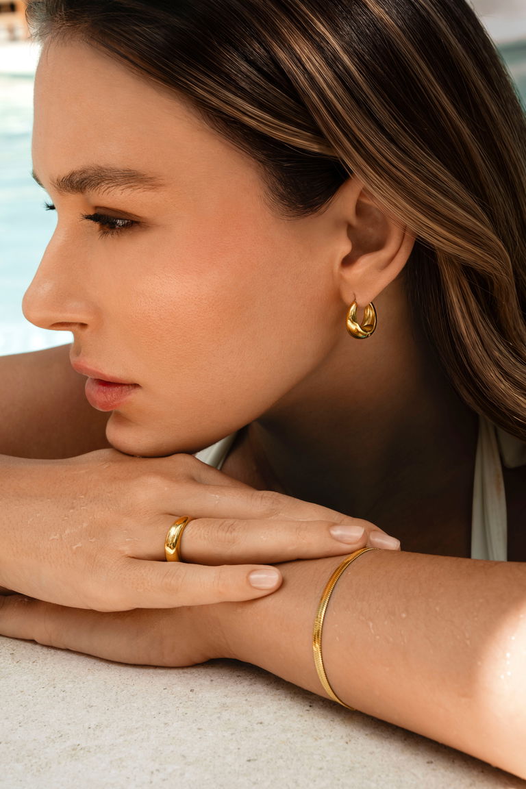 Sommarlook med snygga creoler, ringar och armband