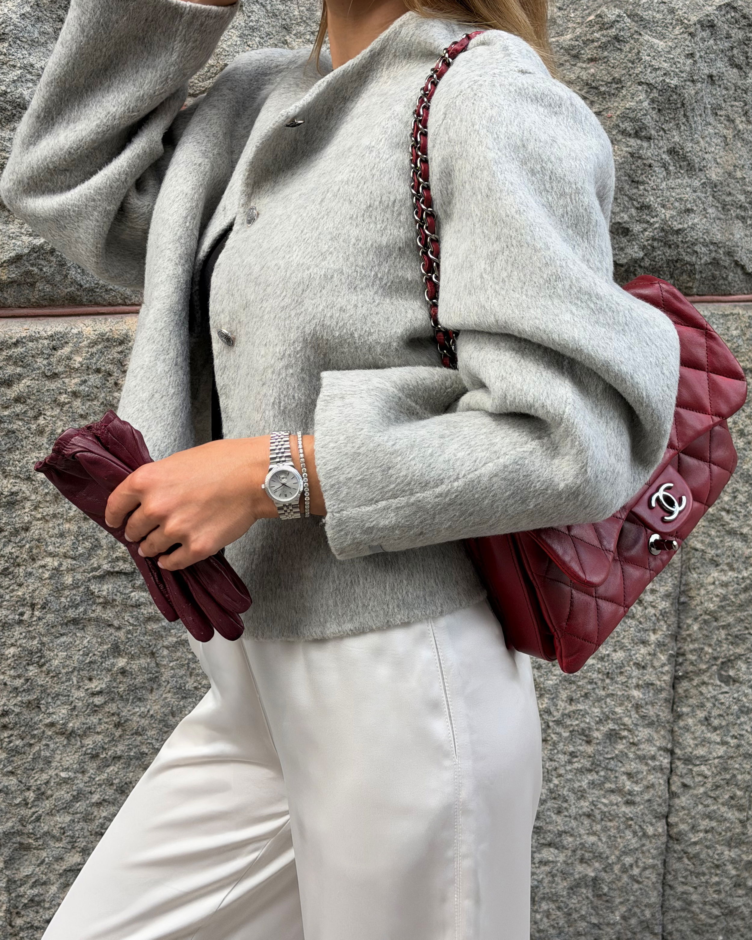 Stilren outfit med klocka och tennisarmband