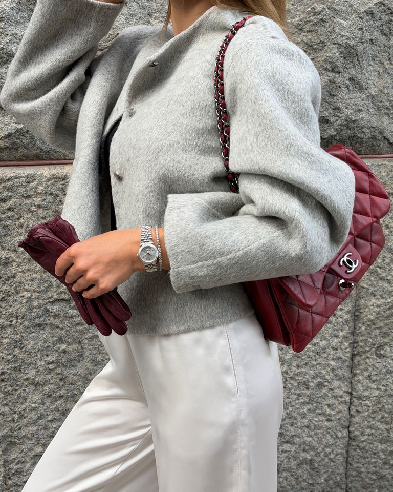 Stilren outfit med klocka och tennisarmband