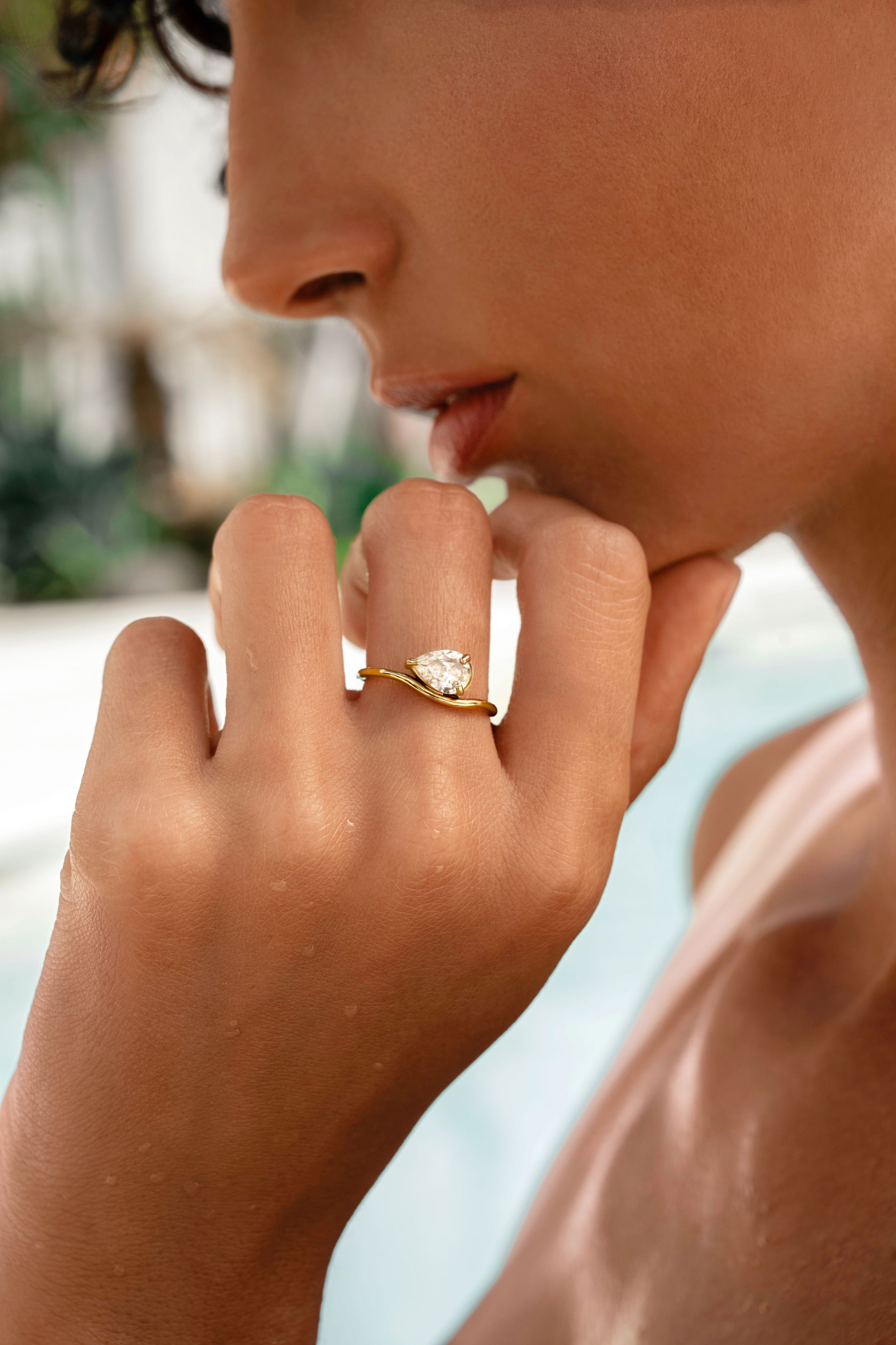 Julia Vågig Droppformad Ring Guld