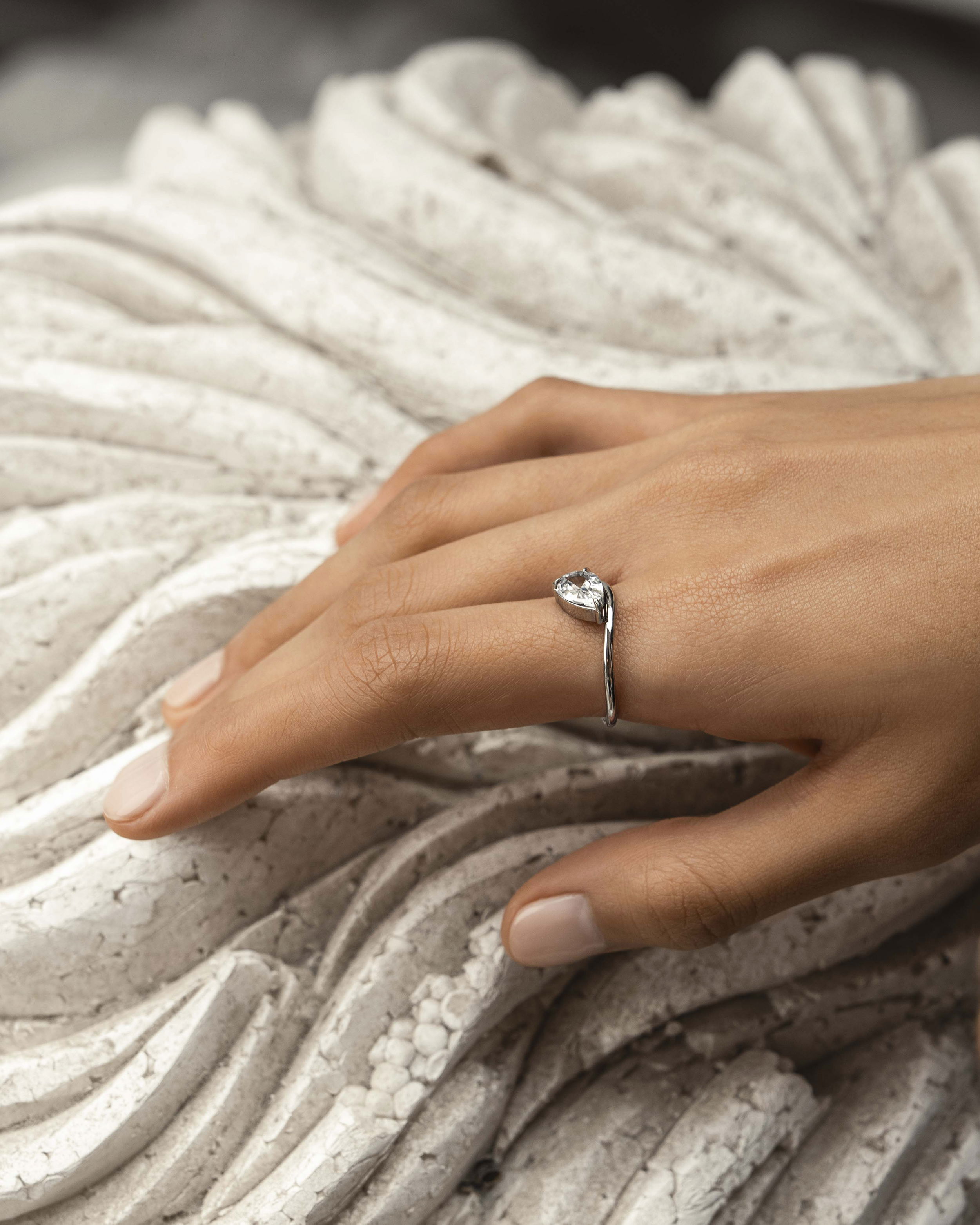 Julia Vågig Droppformad Ring Silver Ton
