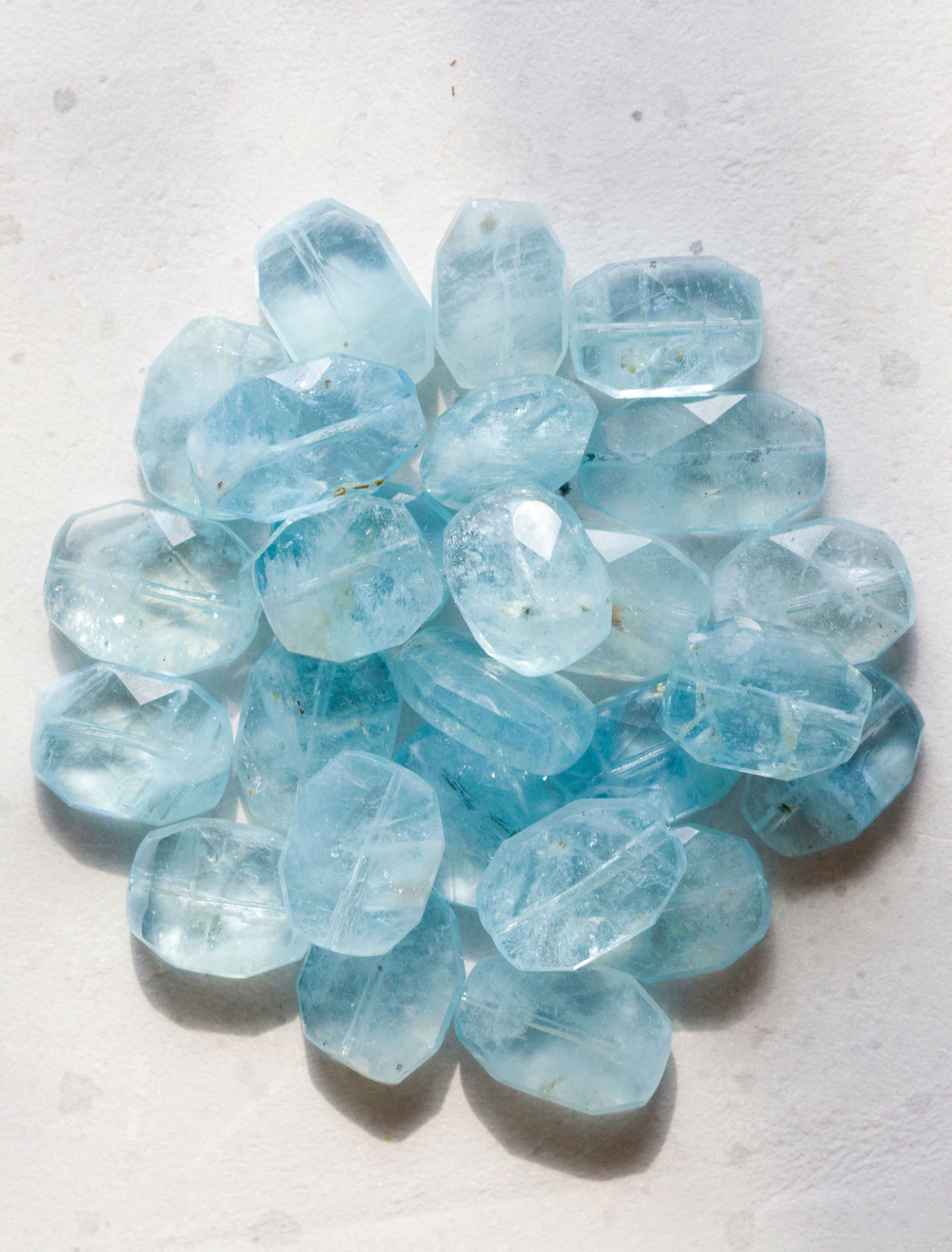 Akvamarin trumlad sten